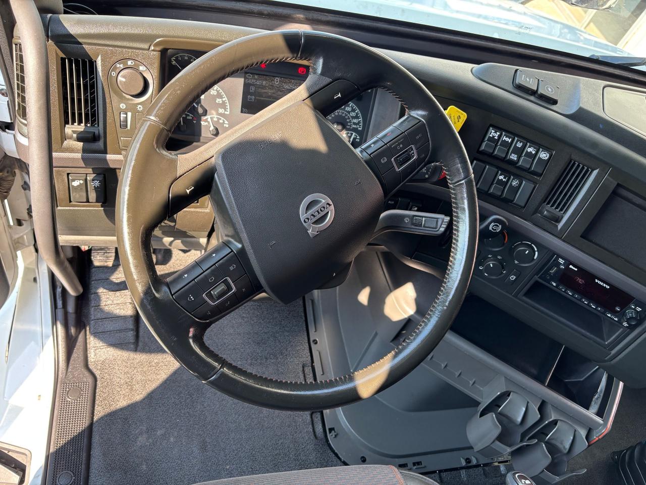 2022 Volvo VNL  - Photo #8