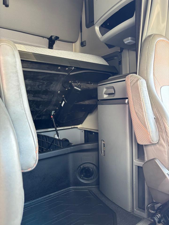 2022 Volvo VNL  - Photo #11