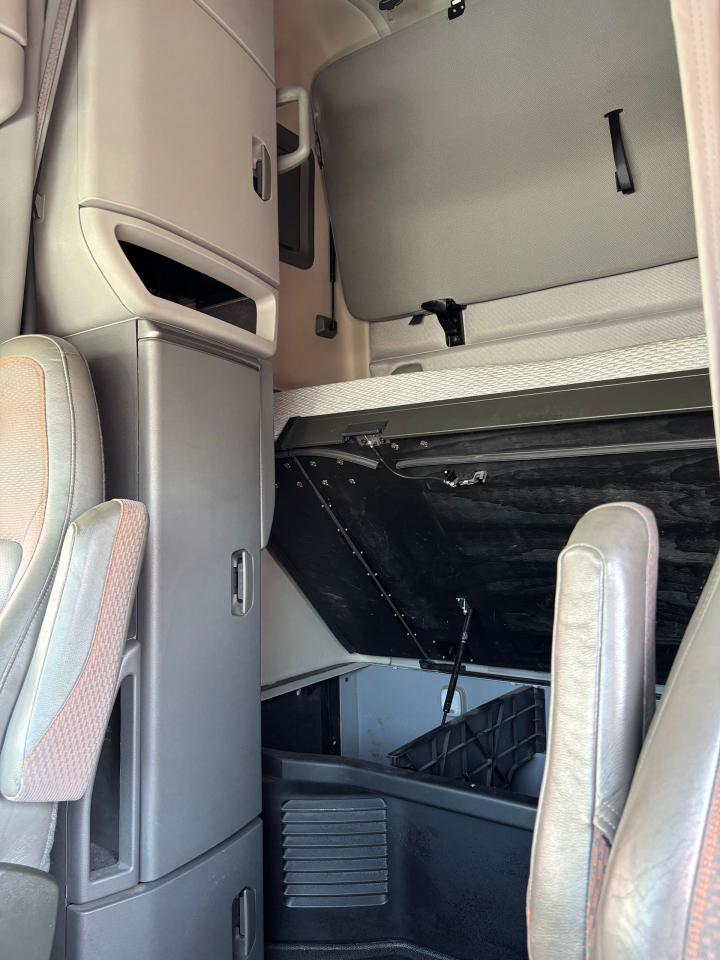 2022 Volvo VNL  - Photo #10