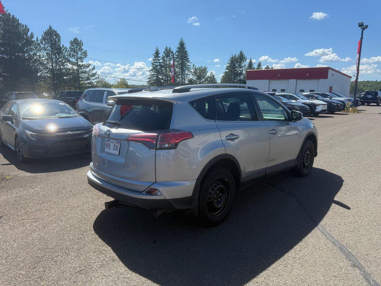 2018 Toyota RAV4 LE Photo3