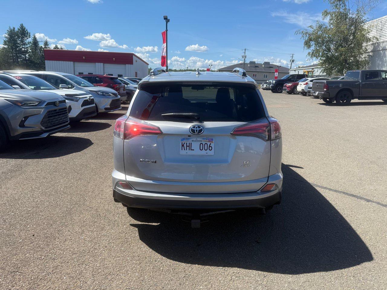 2018 Toyota RAV4 LE Photo4