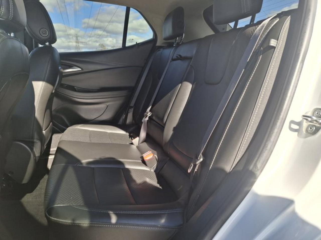 2022 Buick Encore GX Essence AWD | Leather | Heated Wheel + Seats | CarPlay + Android | Rear Camera | Power Seat & More ! Photo