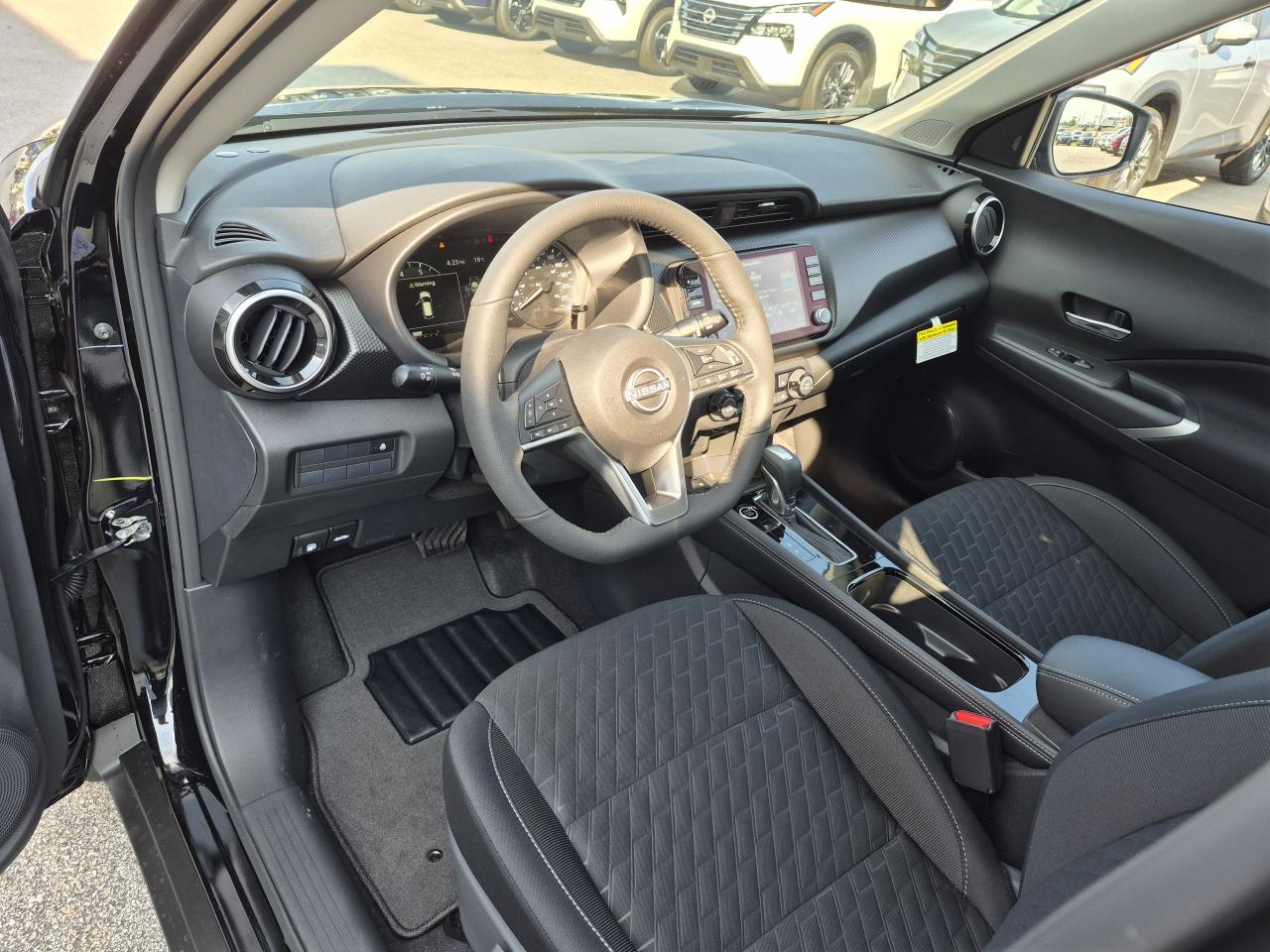 2025 Nissan Kicks Play SV FWD Photo6