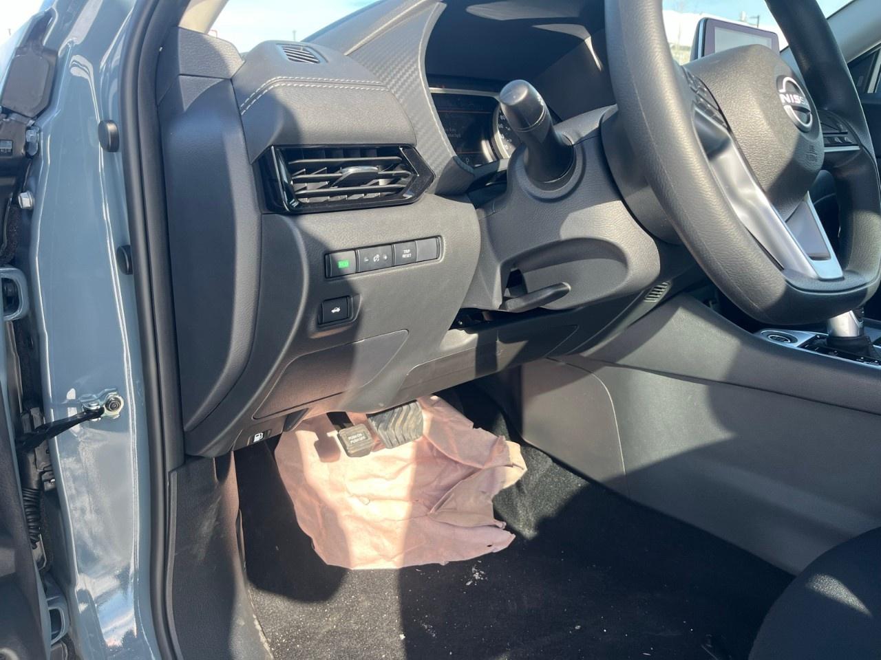 2025 Nissan Sentra SV CVT Photo