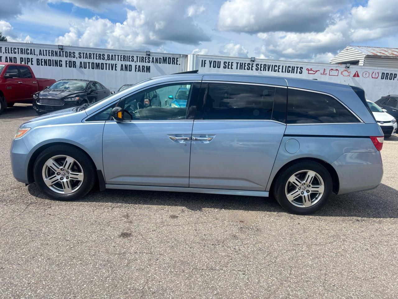 2011 Honda Odyssey Touring Photo2