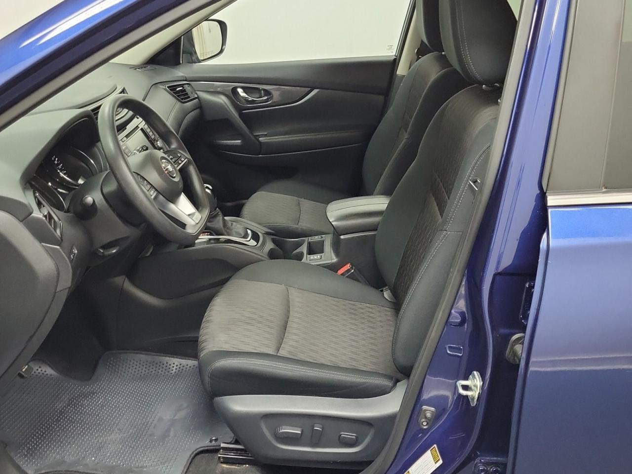 2020 Nissan Rogue SV Photo3