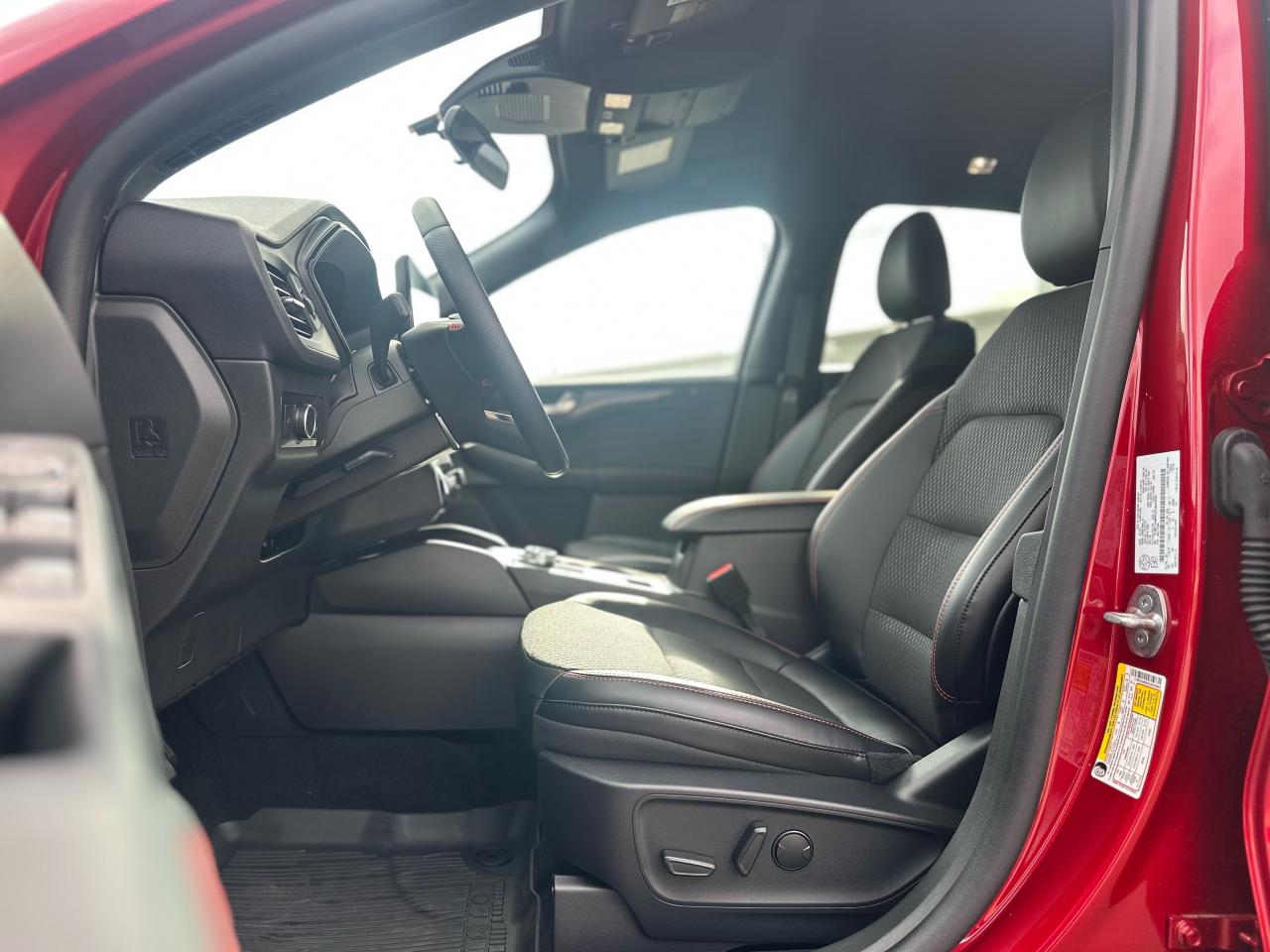 2025 Ford Escape ST-Line AWD Photo5