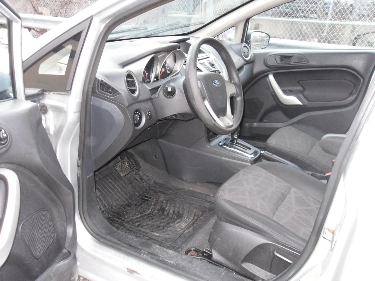 2013 Ford Fiesta 5dr HB SE Photo4