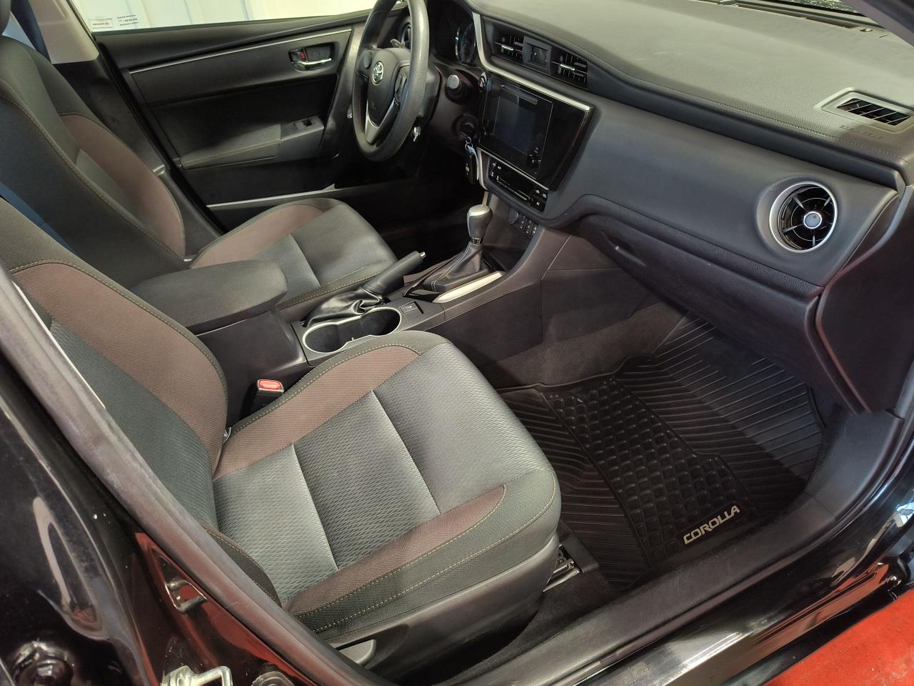 2019 Toyota Corolla LE Photo0