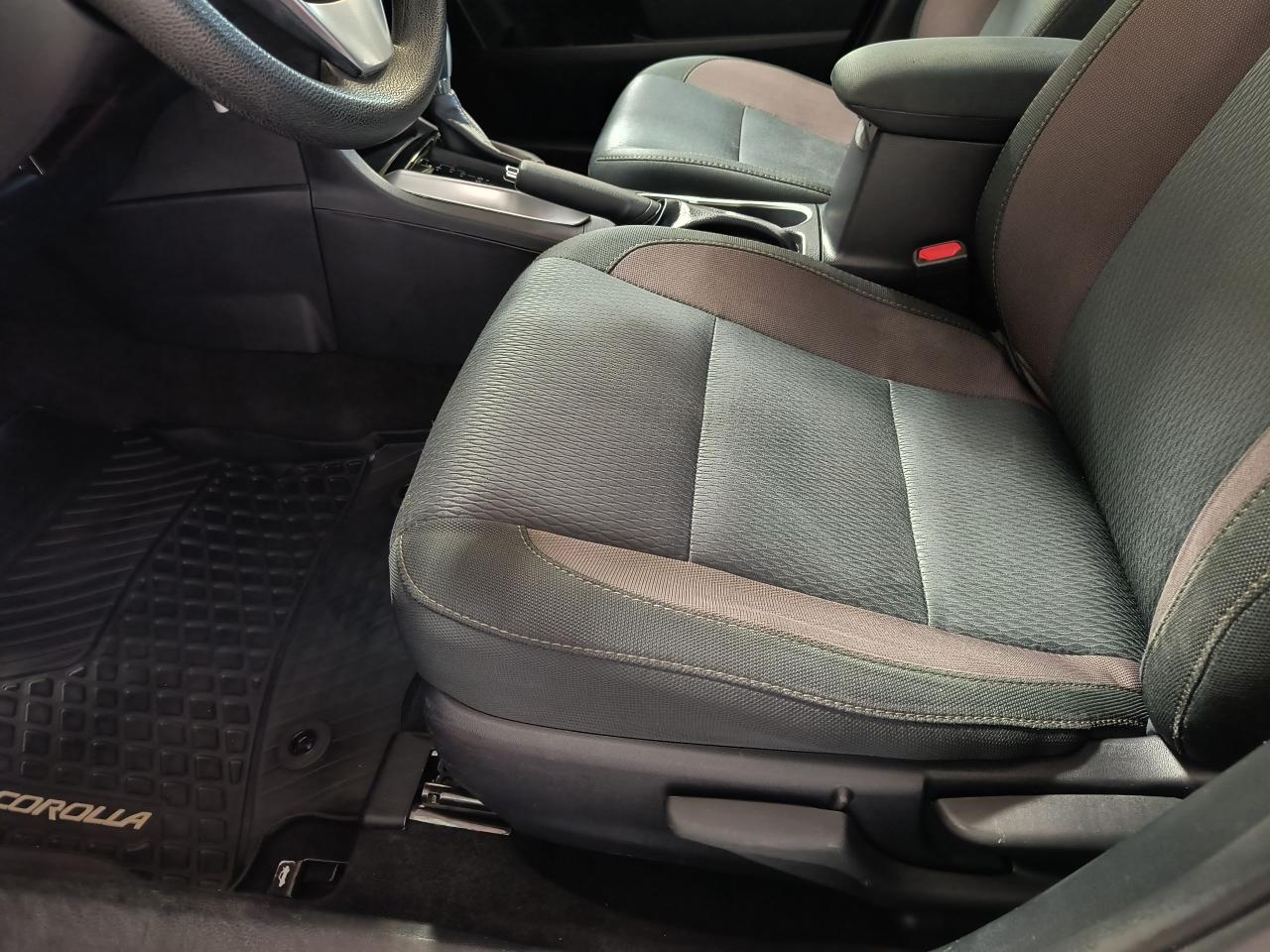 2019 Toyota Corolla LE Photo0