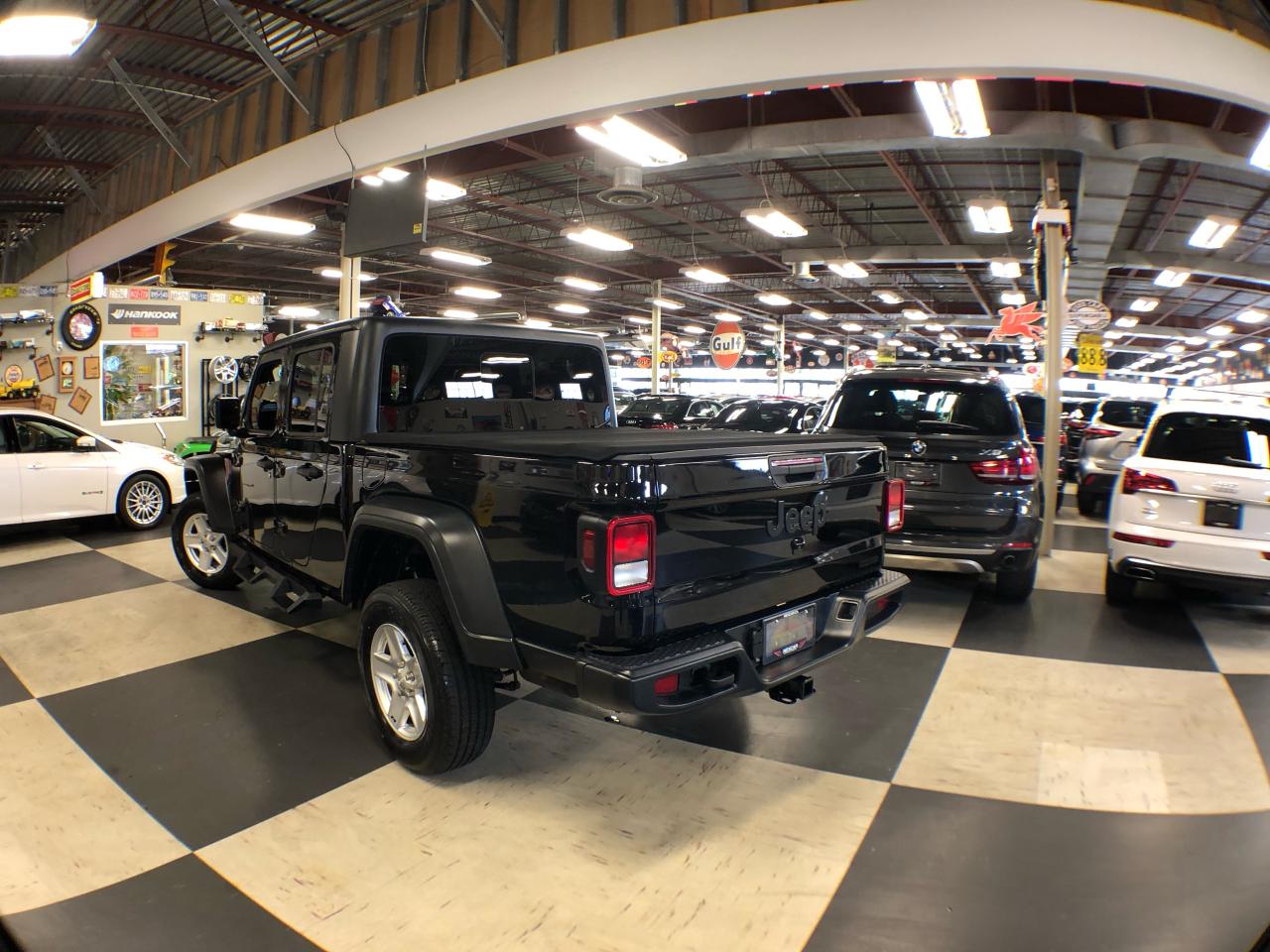 2020 Jeep Gladiator Sport S 4WD AUTO B/SPOT A/CARPLAY BACKUP CAMERA Photo4