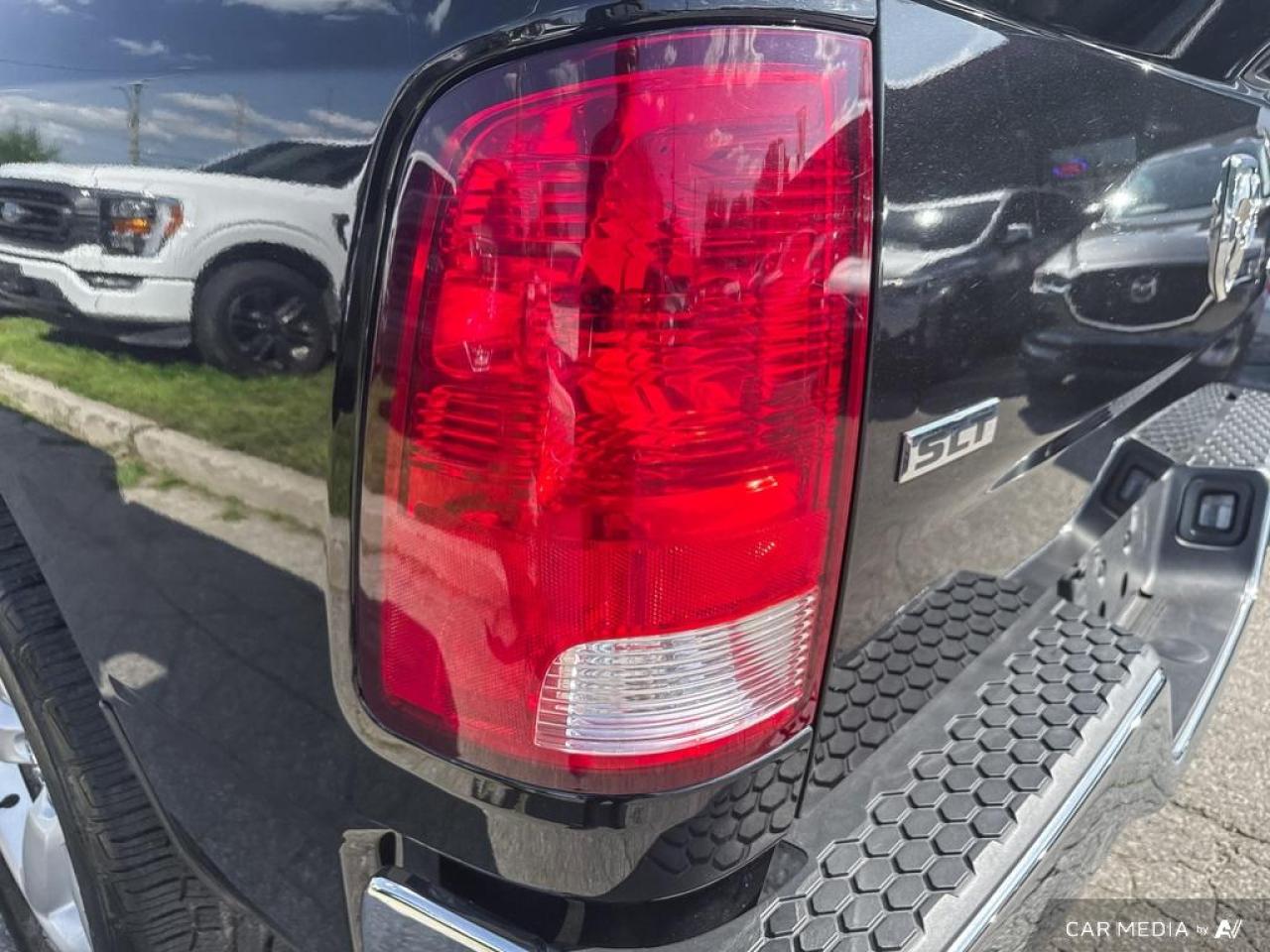 2019 RAM 1500 Classic SLT / NO ACCIDENTS / 4WD / CREW CAB / HEMI - Photo #8