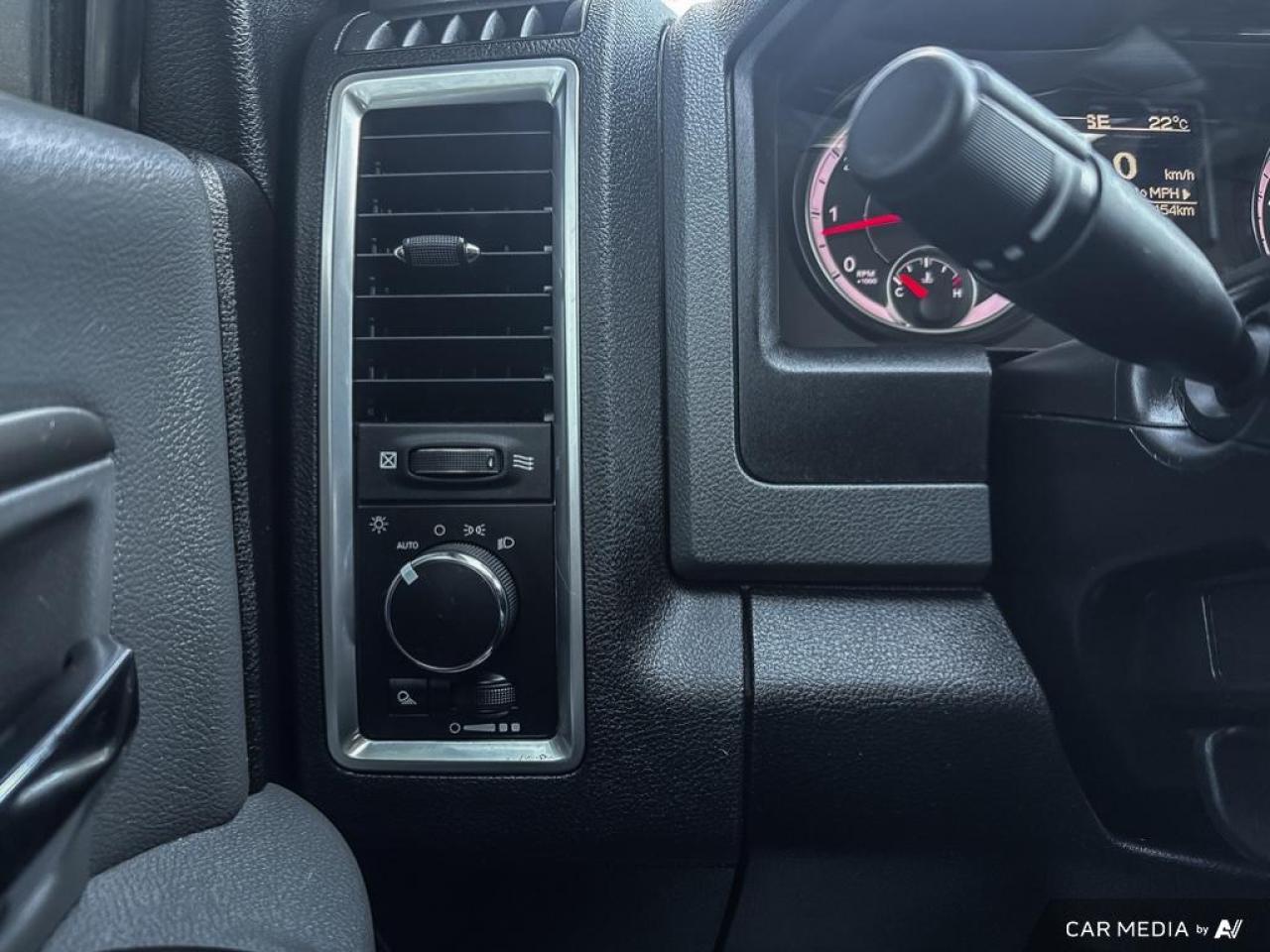 2019 RAM 1500 Classic SLT / NO ACCIDENTS / 4WD / CREW CAB / HEMI - Photo #14