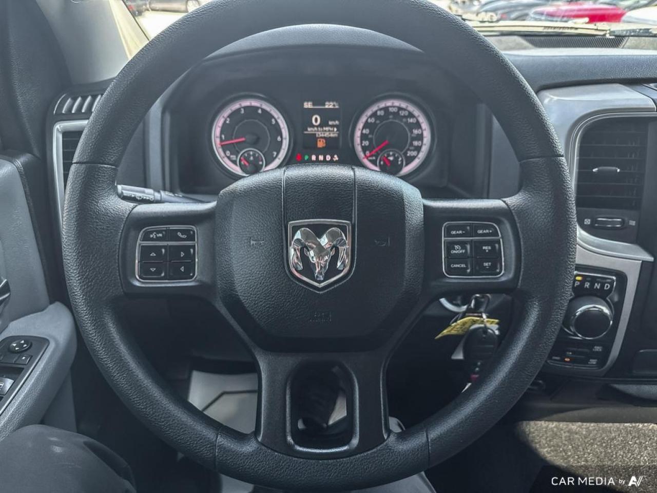 2019 RAM 1500 Classic SLT / NO ACCIDENTS / 4WD / CREW CAB / HEMI - Photo #18