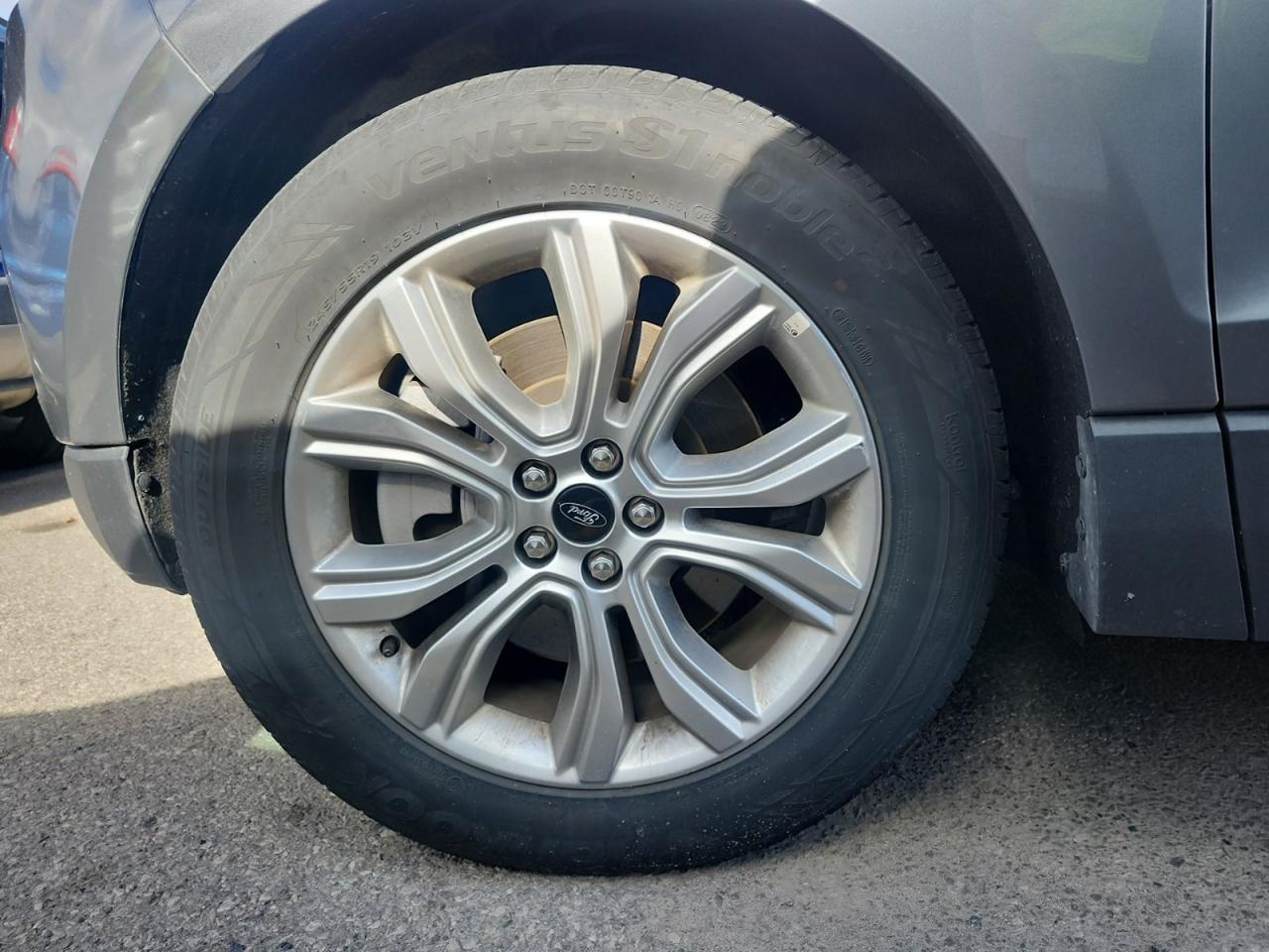 2023 Ford Edge Titanium Photo2