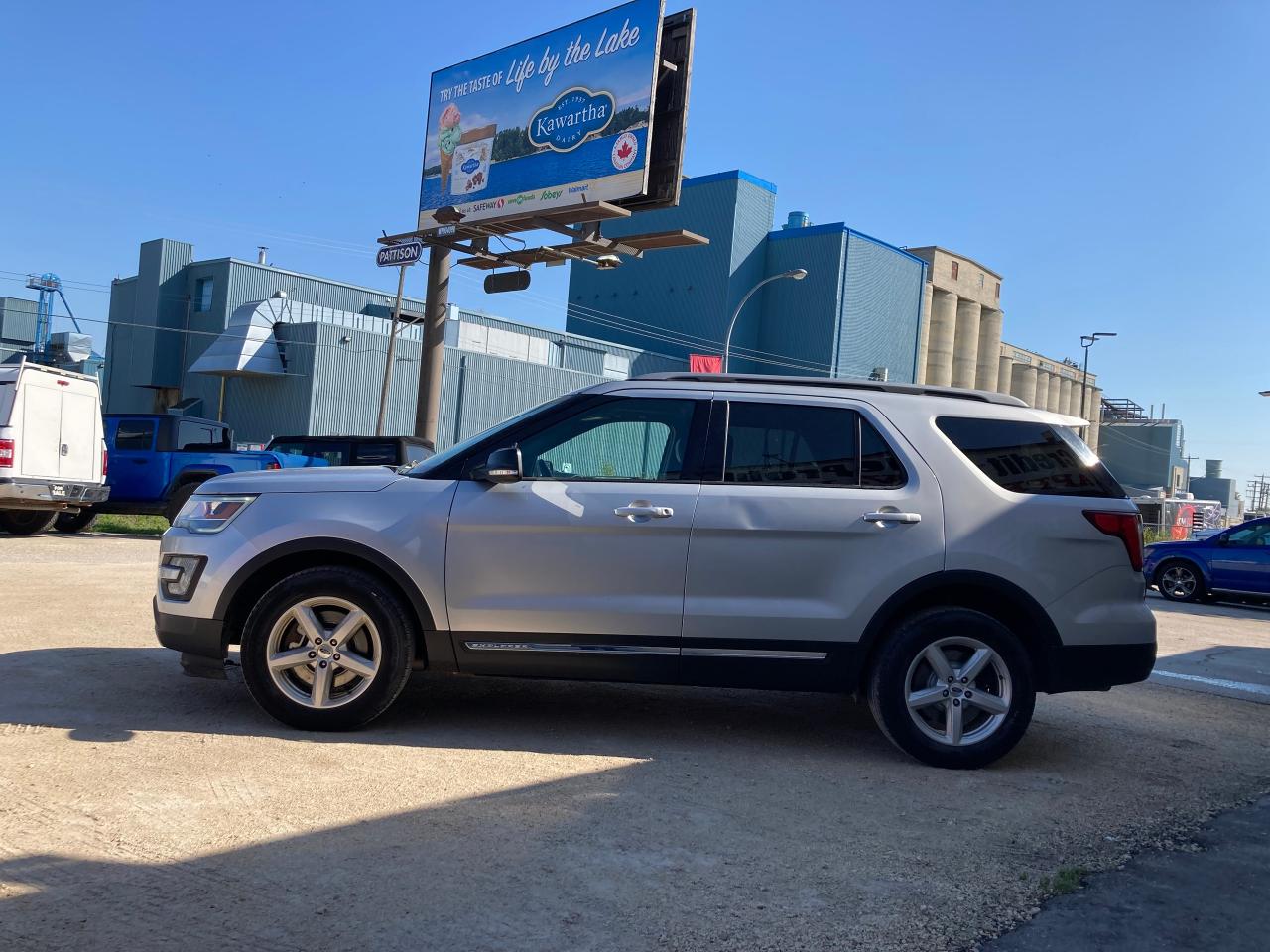 2017 Ford Explorer XLT - Photo #4