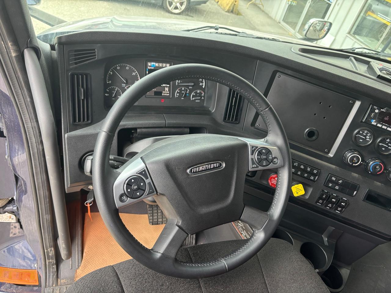 2024 Freightliner CASCADIA  - Photo #8