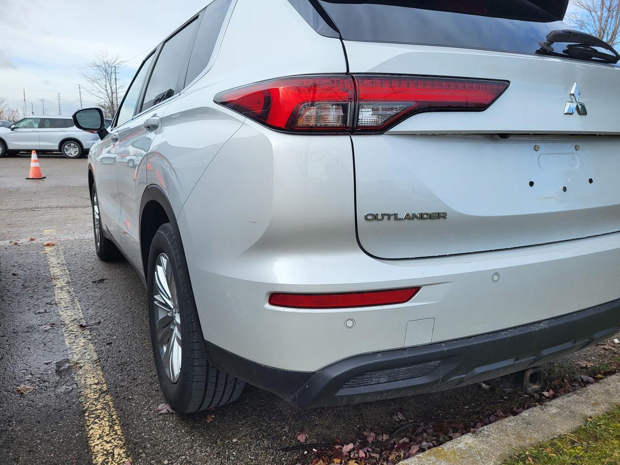 2022 Mitsubishi Outlander ES S-AWC Photo