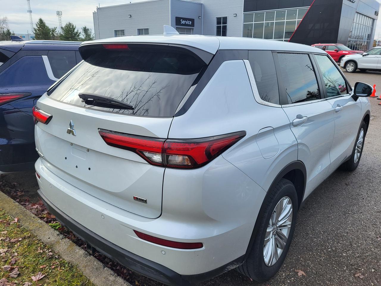 2022 Mitsubishi Outlander ES S-AWC Photo