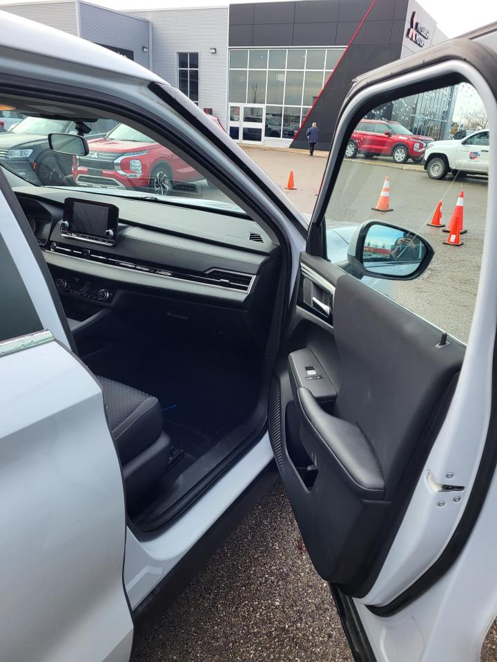 2022 Mitsubishi Outlander ES S-AWC Photo