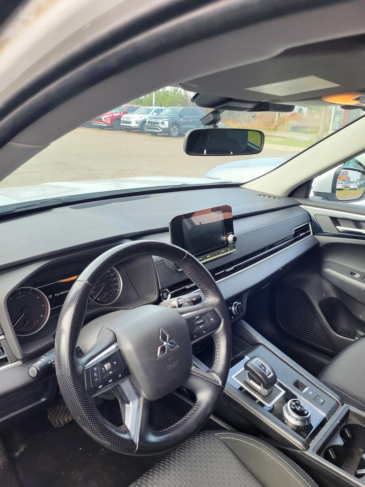 2022 Mitsubishi Outlander ES S-AWC Photo