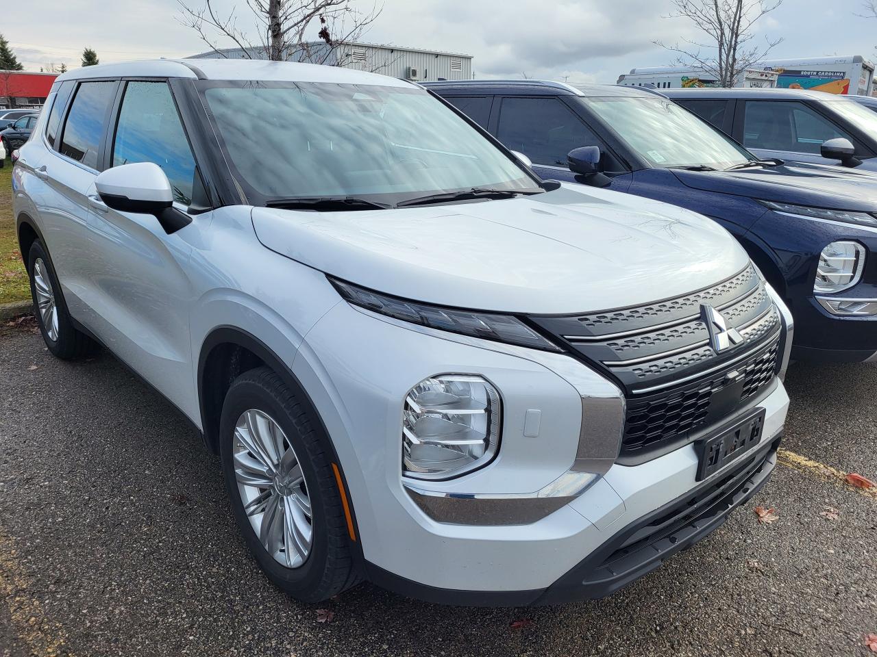 2022 Mitsubishi Outlander ES S-AWC Photo3