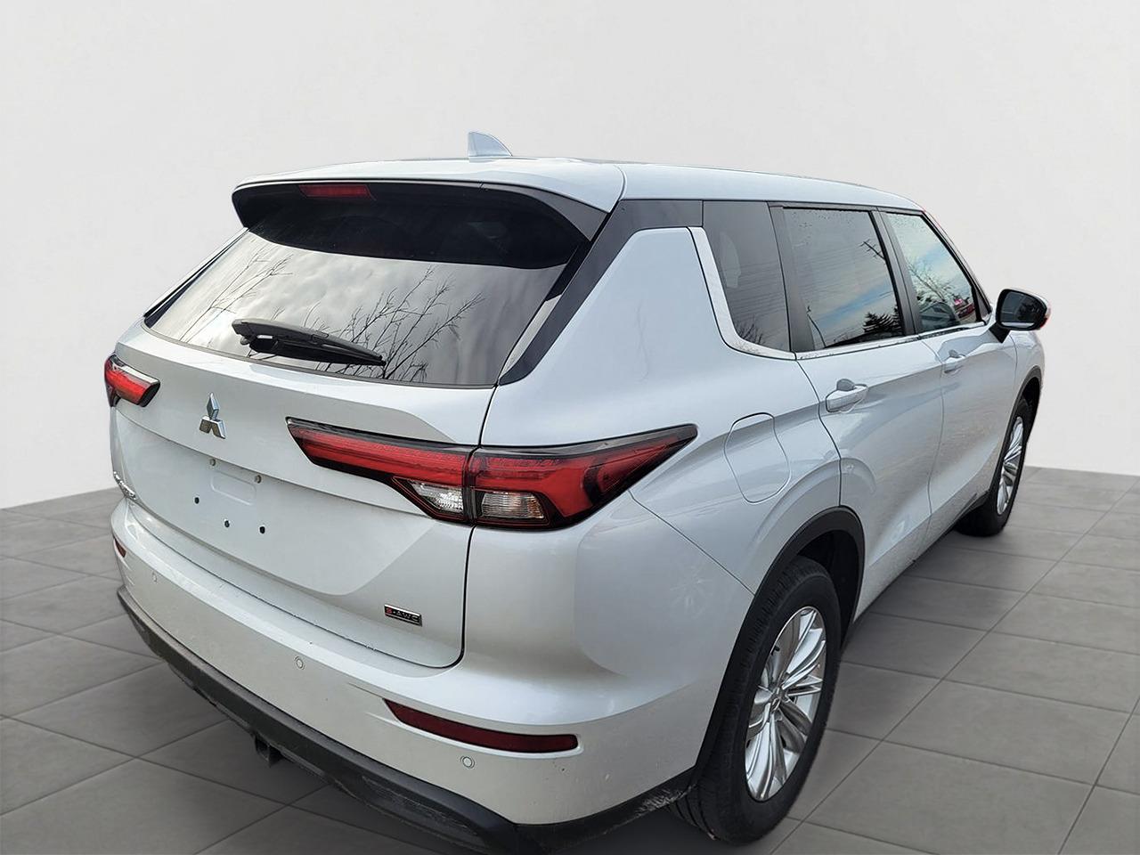2022 Mitsubishi Outlander ES S-AWC Photo