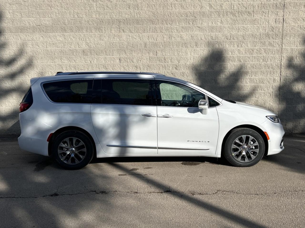 2024 Chrysler Pacifica Hybrid Pinnacle HYBRID|PINNACLE|NAV|DVD|LEATHER|SUNROOF|360CAM Photo
