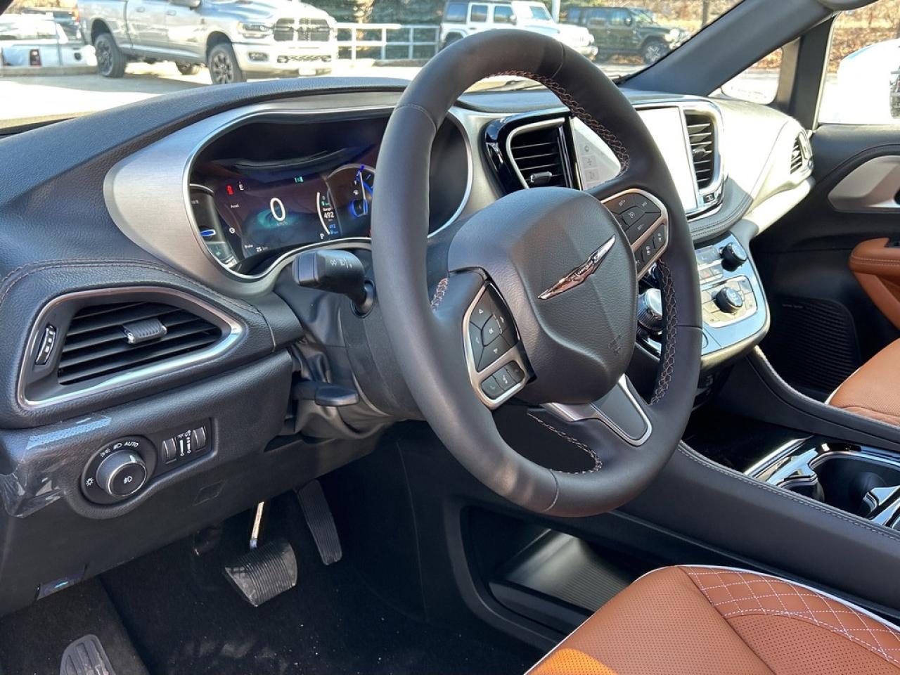 2024 Chrysler Pacifica Hybrid Pinnacle HYBRID|PINNACLE|NAV|DVD|LEATHER|SUNROOF|360CAM Photo