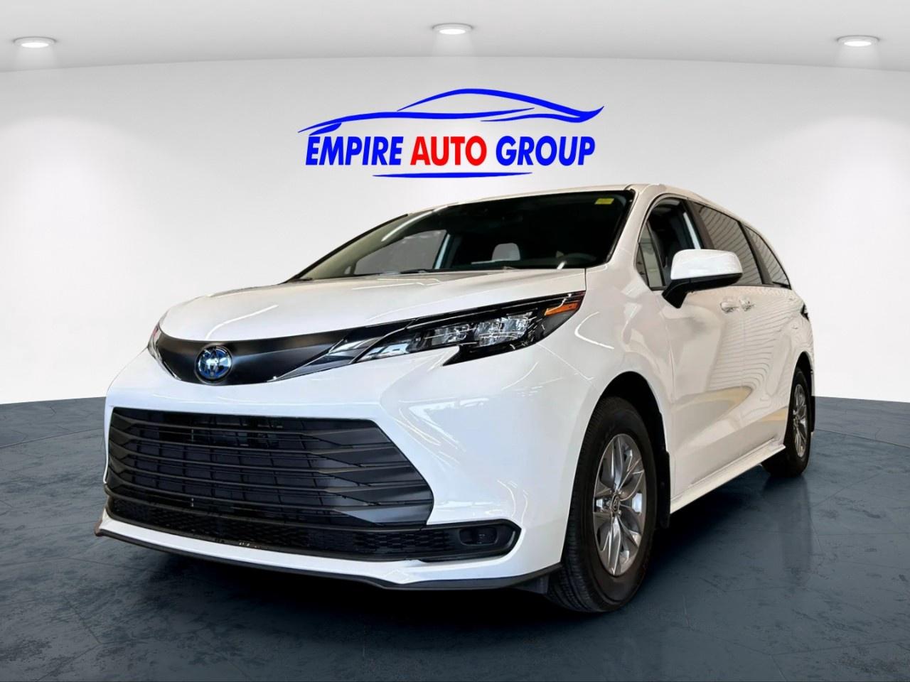 2025 Toyota Sienna Hybrid LE Photo