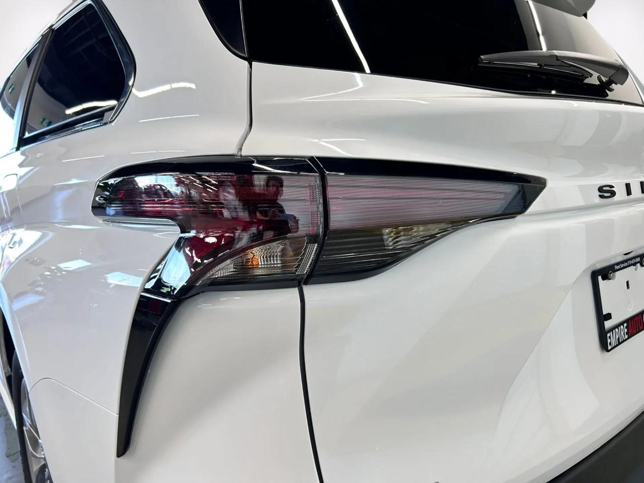 2025 Toyota Sienna Hybrid LE Photo4