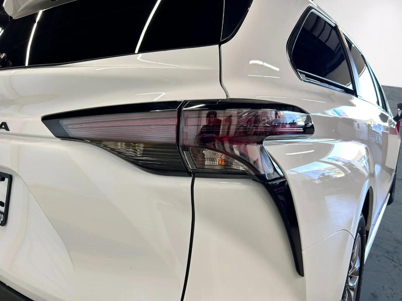 2025 Toyota Sienna Hybrid LE Photo