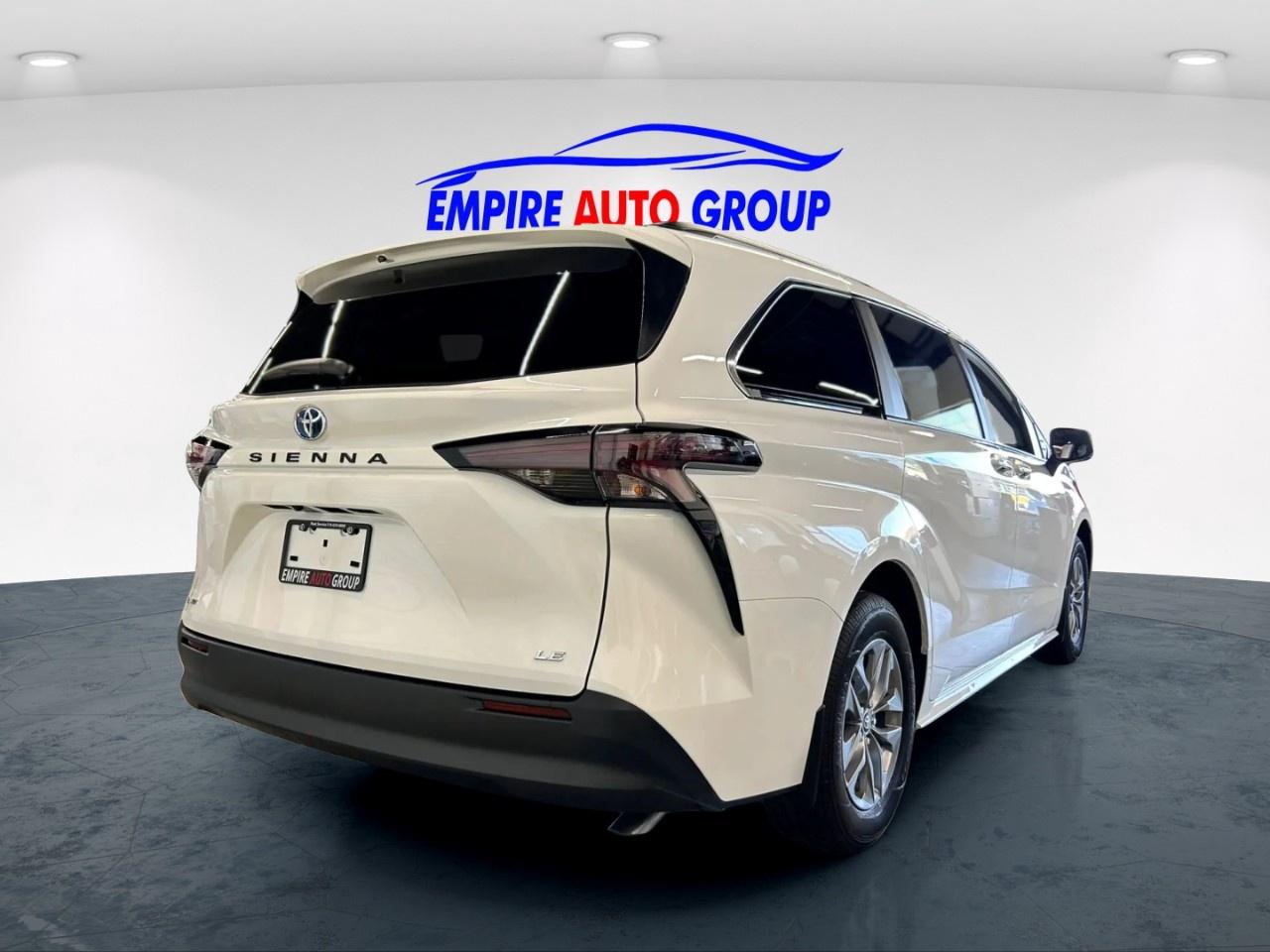 2025 Toyota Sienna Hybrid LE Photo3