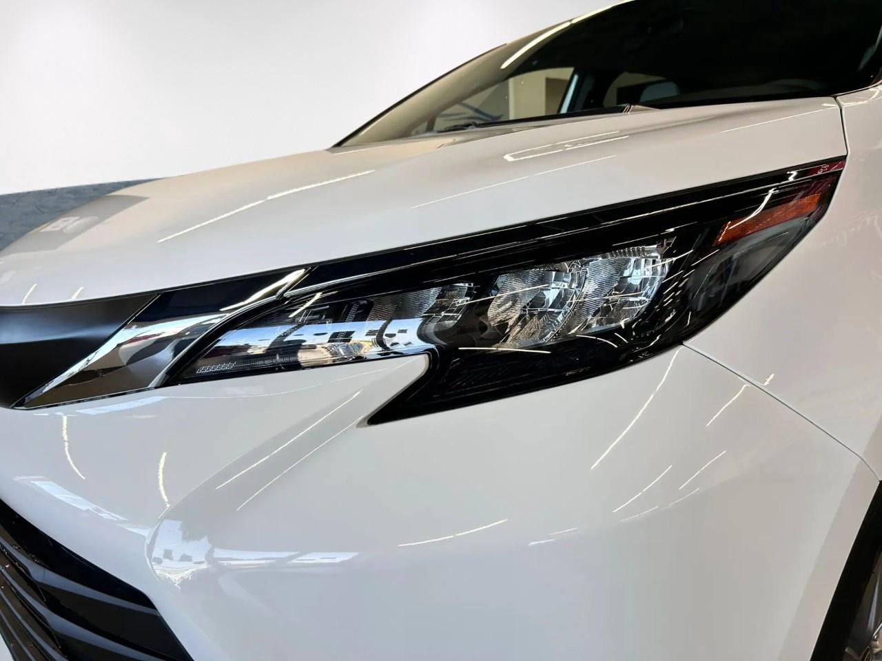 2025 Toyota Sienna Hybrid LE Photo