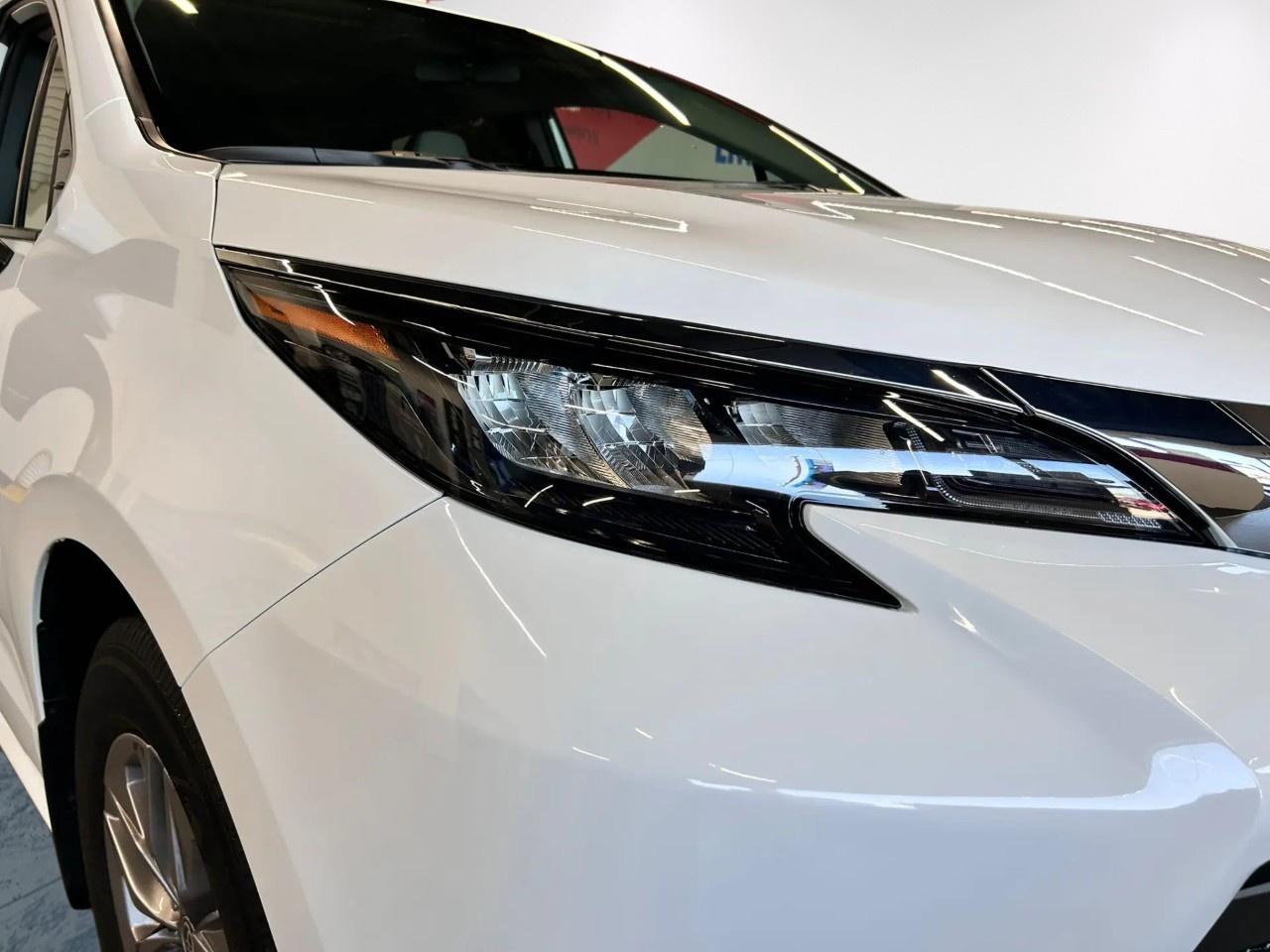 2025 Toyota Sienna Hybrid LE Photo