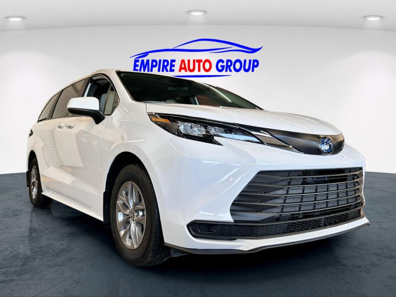 2025 Toyota Sienna Hybrid LE Photo