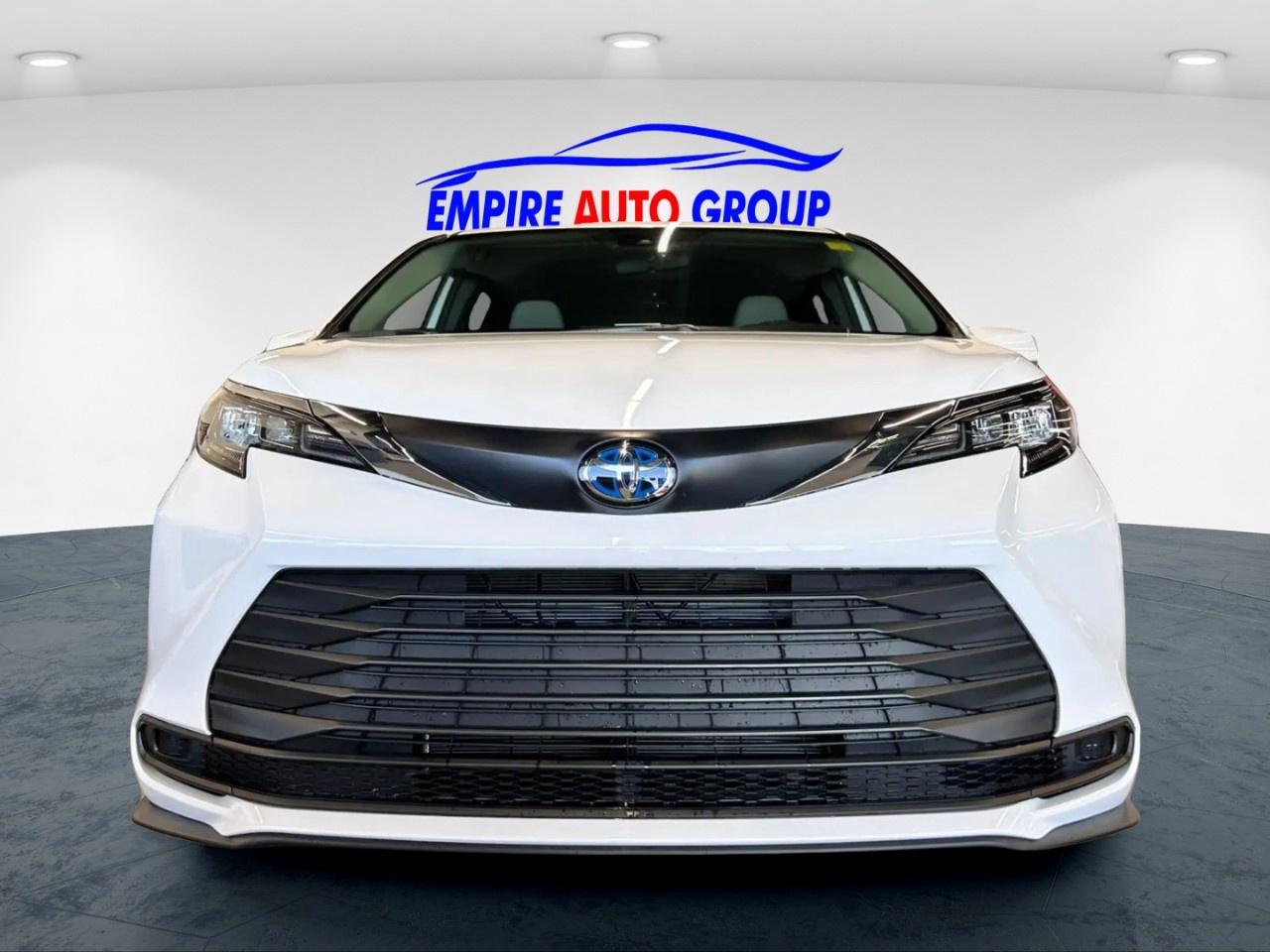 2025 Toyota Sienna Hybrid LE Photo