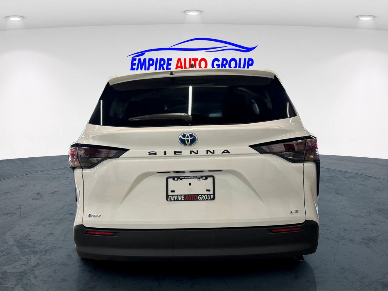 2025 Toyota Sienna Hybrid LE Photo
