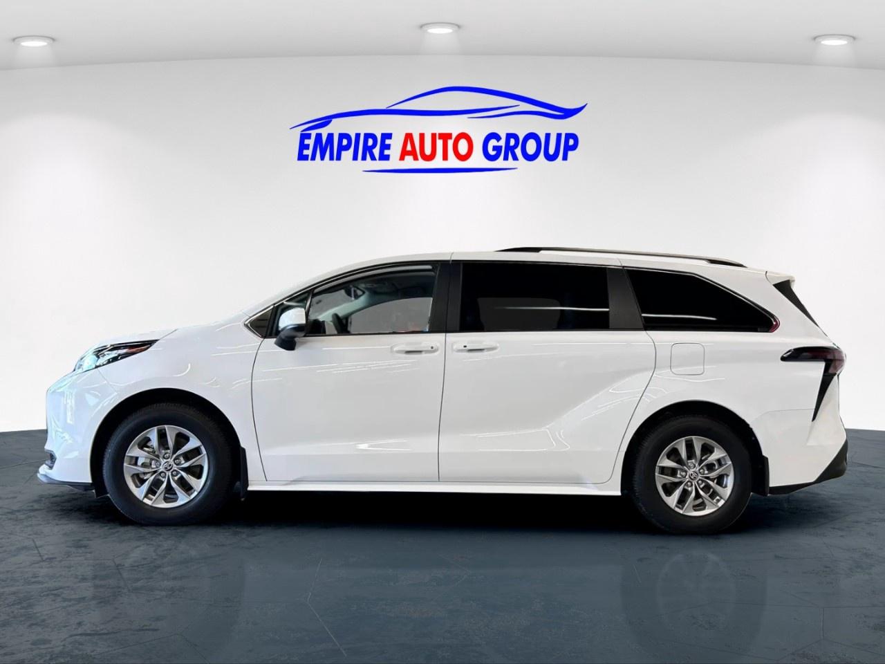 2025 Toyota Sienna Hybrid LE Photo