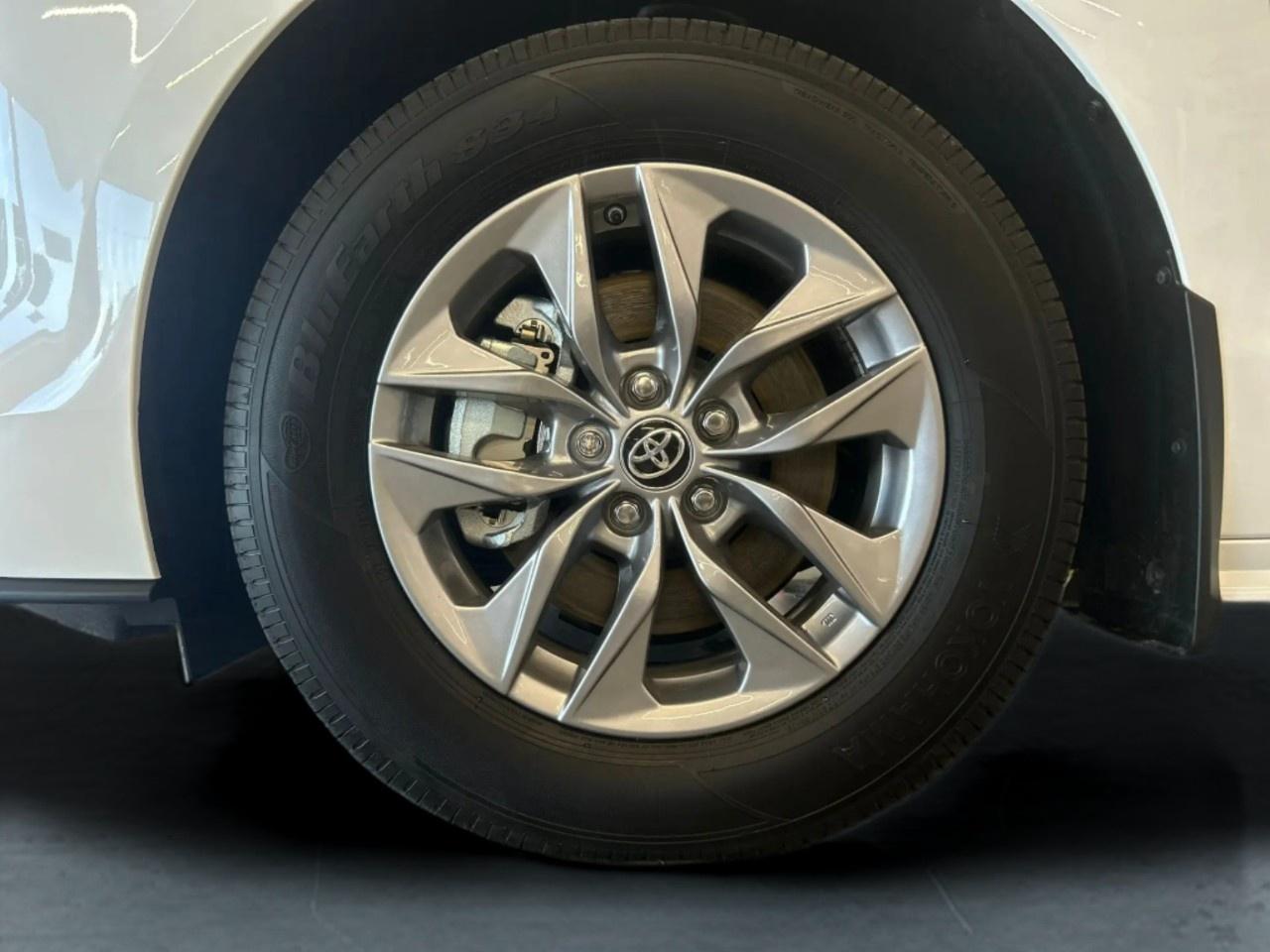 2025 Toyota Sienna Hybrid LE Photo