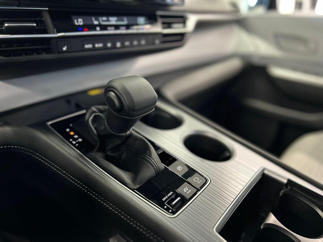 2025 Toyota Sienna Hybrid LE Photo