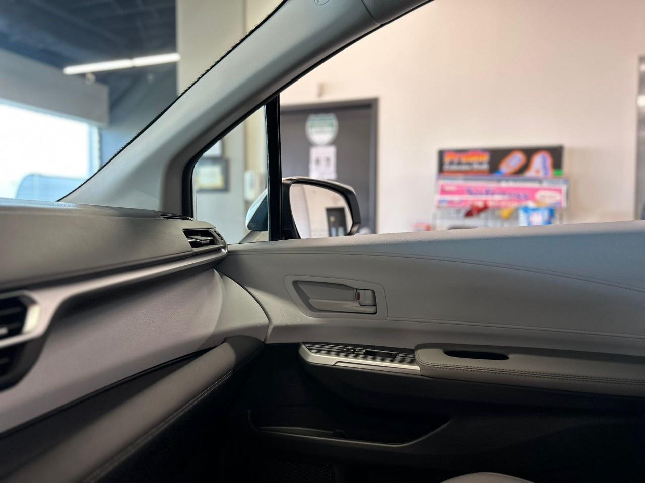 2025 Toyota Sienna Hybrid LE Photo