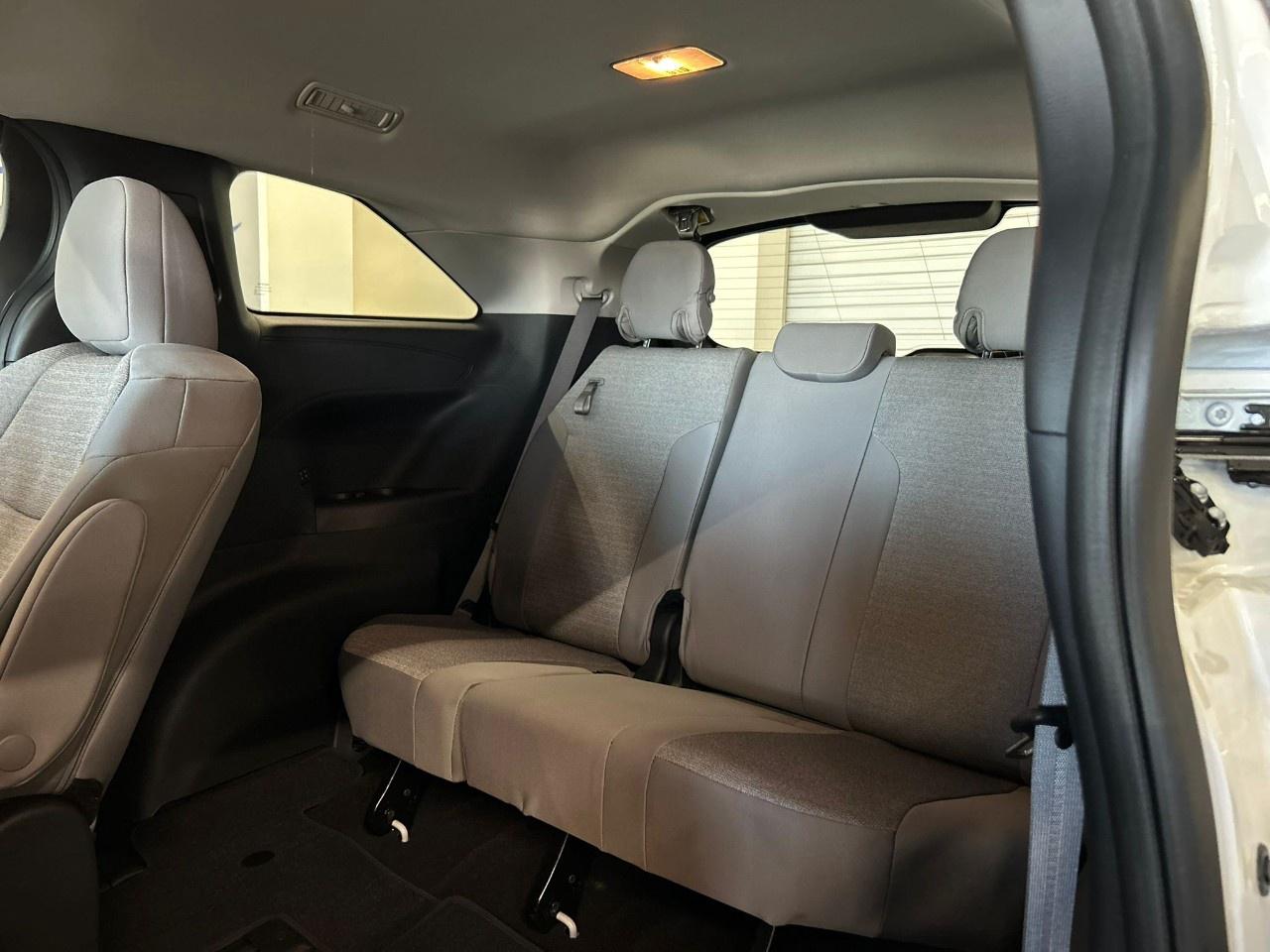 2025 Toyota Sienna Hybrid LE Photo