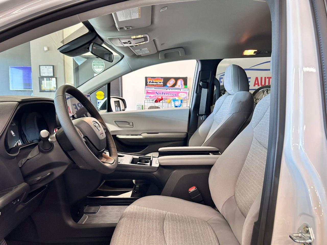 2025 Toyota Sienna Hybrid LE Photo