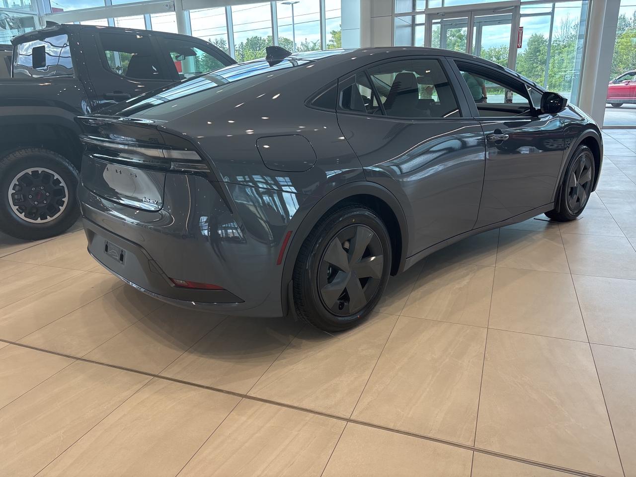 2026 Toyota Prius Plug-In Hybrid SE Photo4