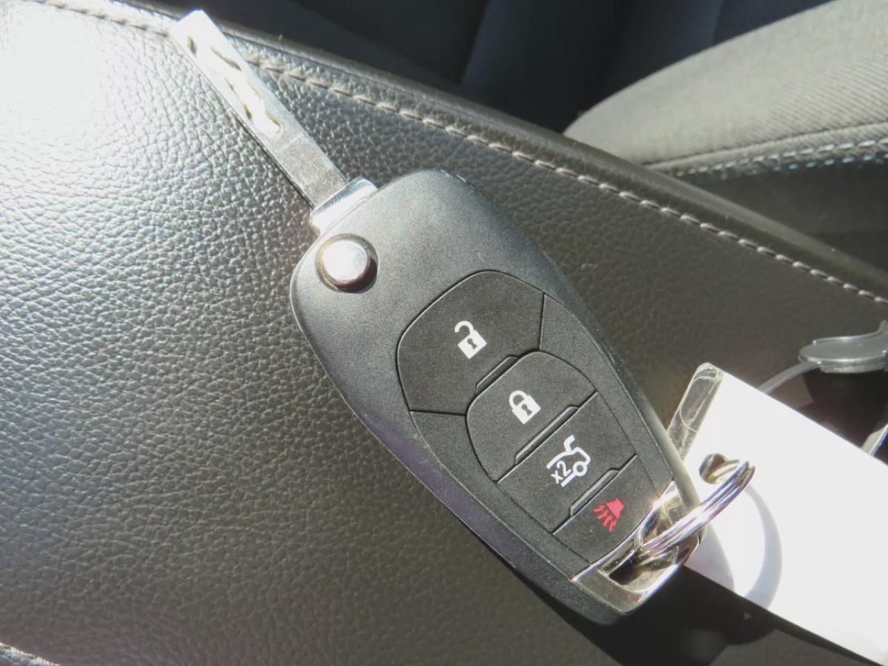 2018 Chevrolet Cruze LT (**CLEAN TITLE/NO ACCIDENTS**SAFETY/CERTIFIED**ALLOY RIMS**HEATED SEATS**DIGITAL TOUCHSCREEN**REVERSE CAMERA**CRUISE CONTROL**BLUETOOTH**) Photo