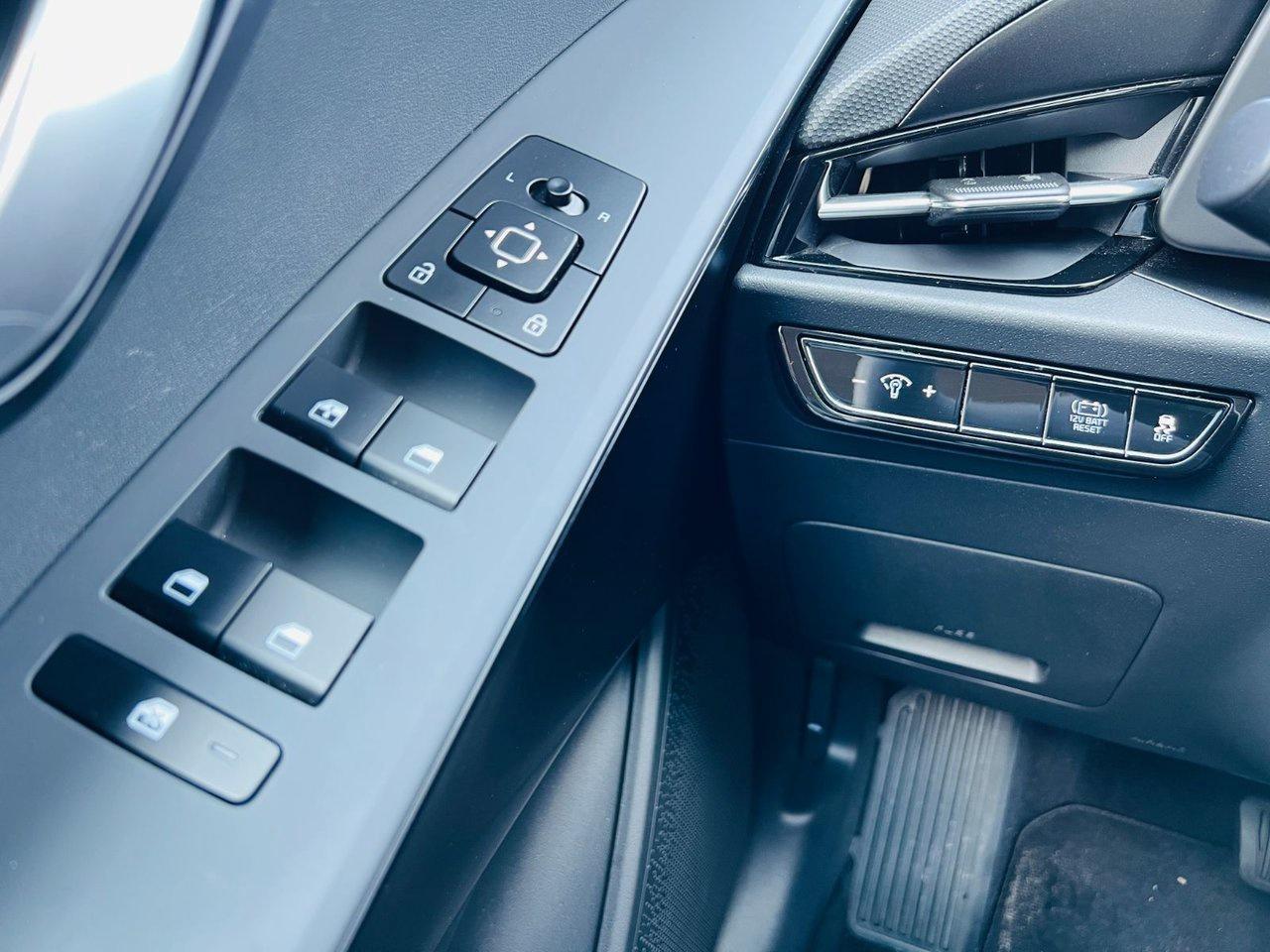 2025 Kia NIRO HEV LX Photo