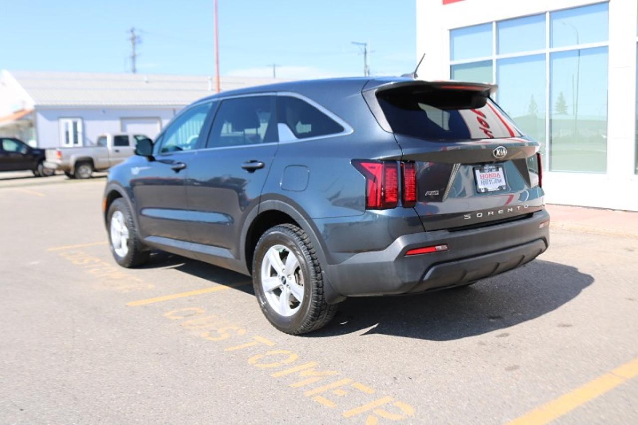 2021 Kia Sorento LX Photo3