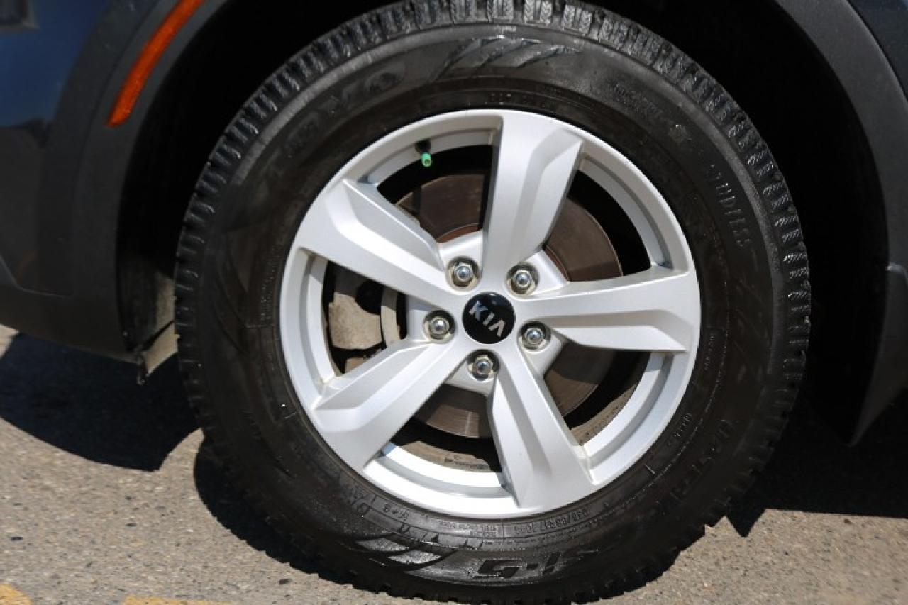 2021 Kia Sorento LX Photo2