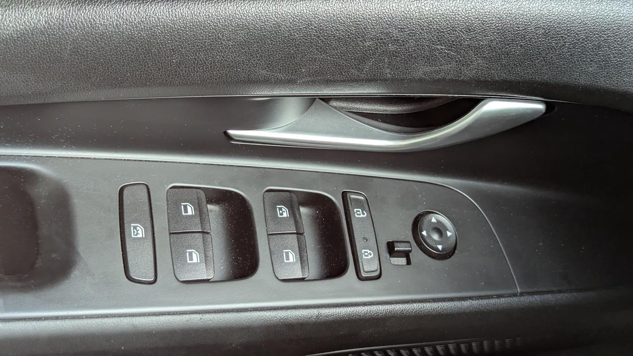 2021 Hyundai Elantra Preferred IVT - Photo #17